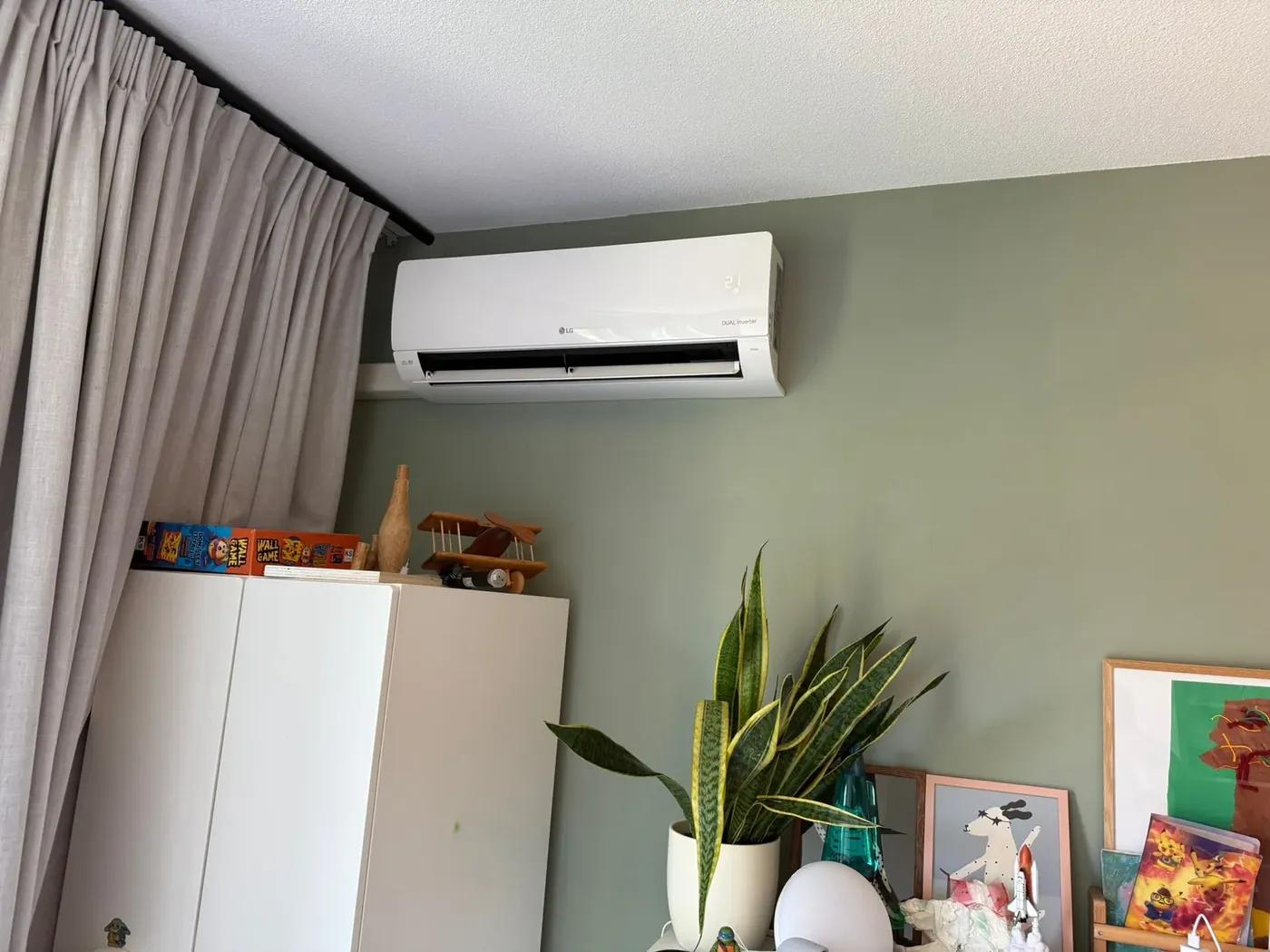 Airco-binnenunit in een woonkamer met planten
